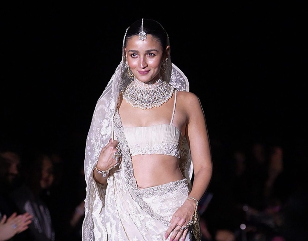 Alia Bhatt confesses she is obsessed with sister Shaheen Bhatt's social media content